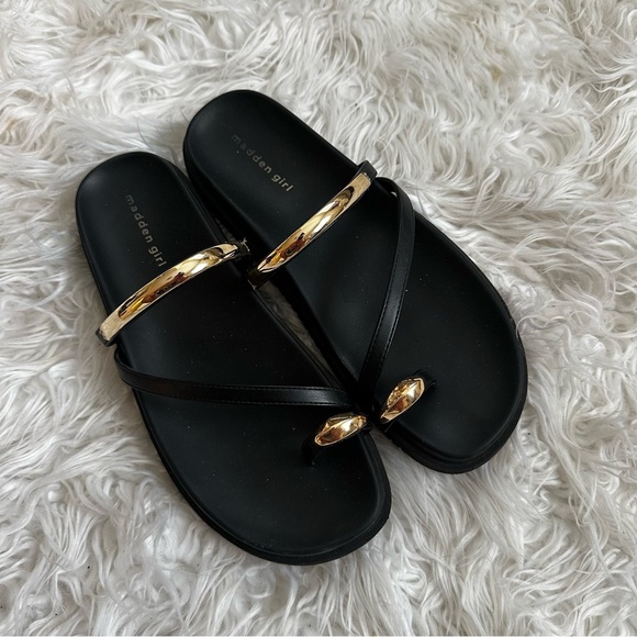 Madden Girl Women's Caribbean Slide On Sandal with Toe Loop - Picture 4 of 7